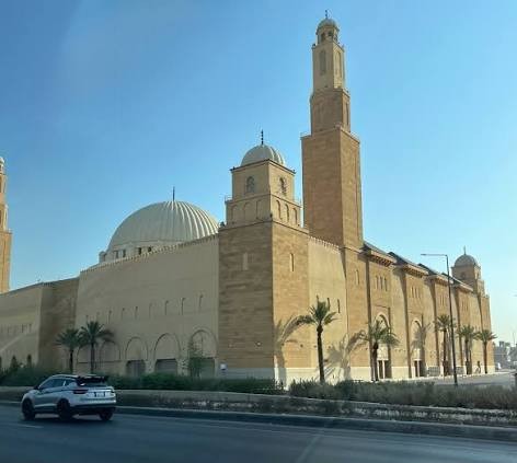 The white dome and minarets of Al Rajhi Grand Mosque in Riyadh