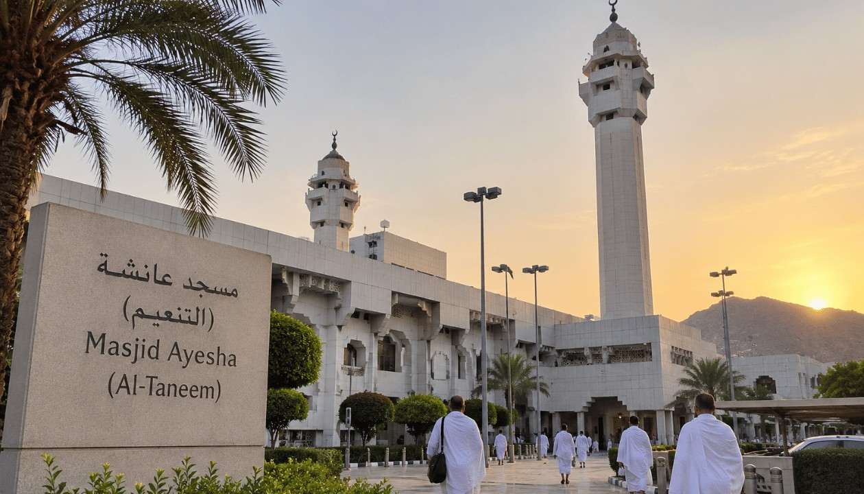Pilgrims in ihram leaving Masjid Ayesha for Masjid al-Haram to perform an additional Umrah