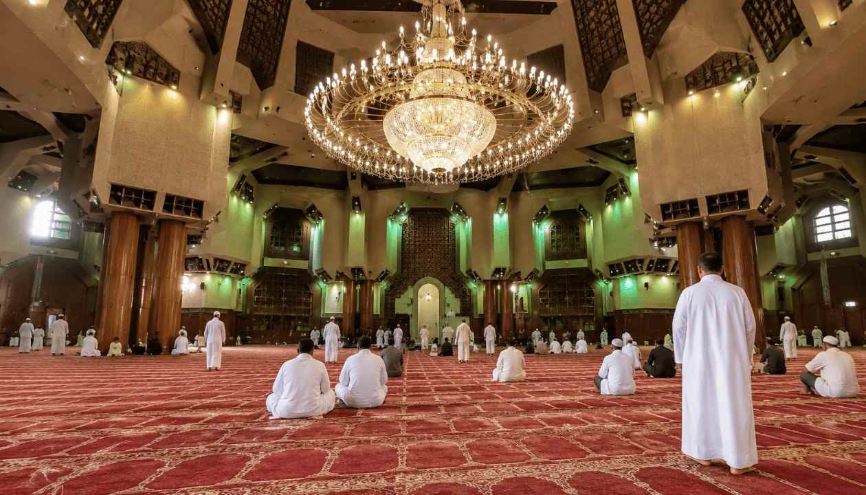 Men and women pilgrims entering ihram at Masjid Ayesha before an additional Umrah