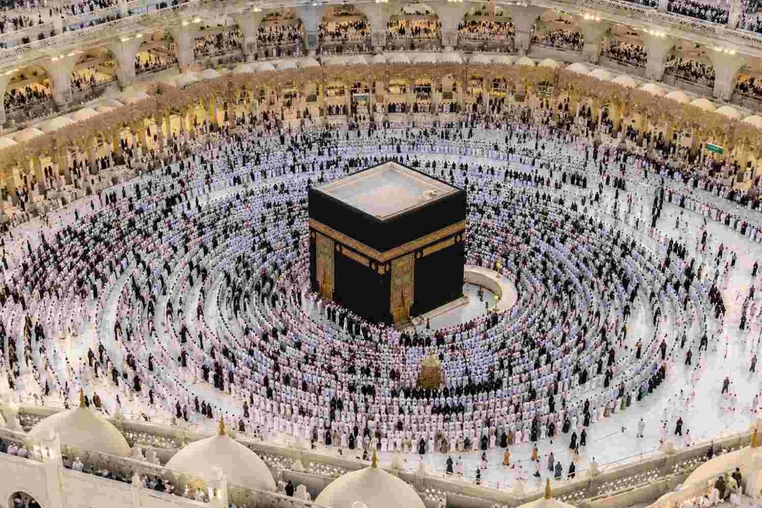 Pilgrims walking anticlockwise around the Kaaba during tawaf at Masjid al-Haram