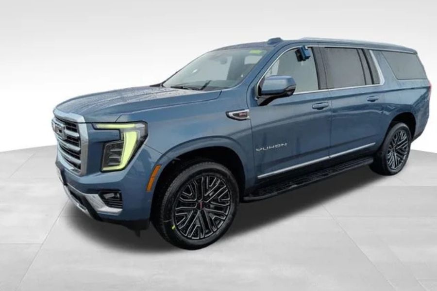 GMC Yukon luxury SUV taxi for Umrah families, 7 passengers