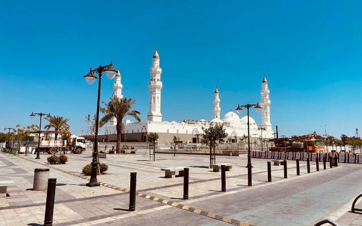 Madinah Ziarat taxi, Masjid Quba, Uhud, Qiblatain and Jannat al-Baqi