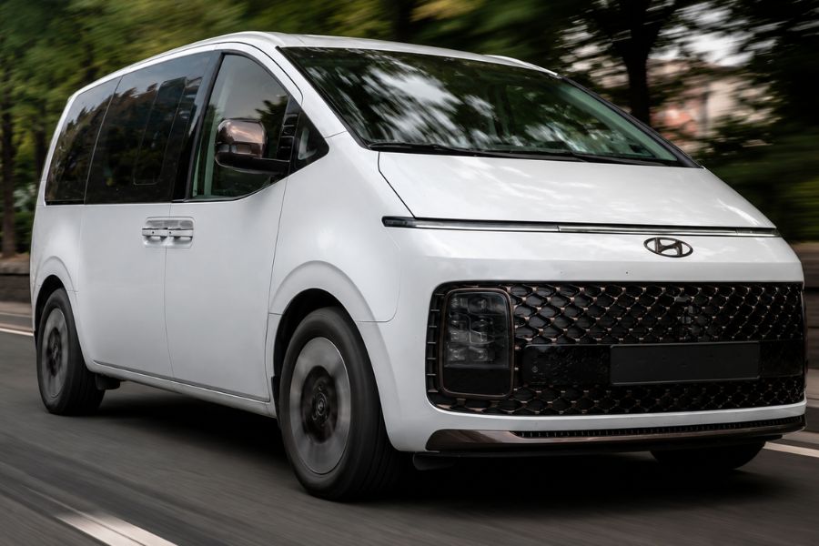Hyundai Staria van taxi for Umrah families, 7 passengers